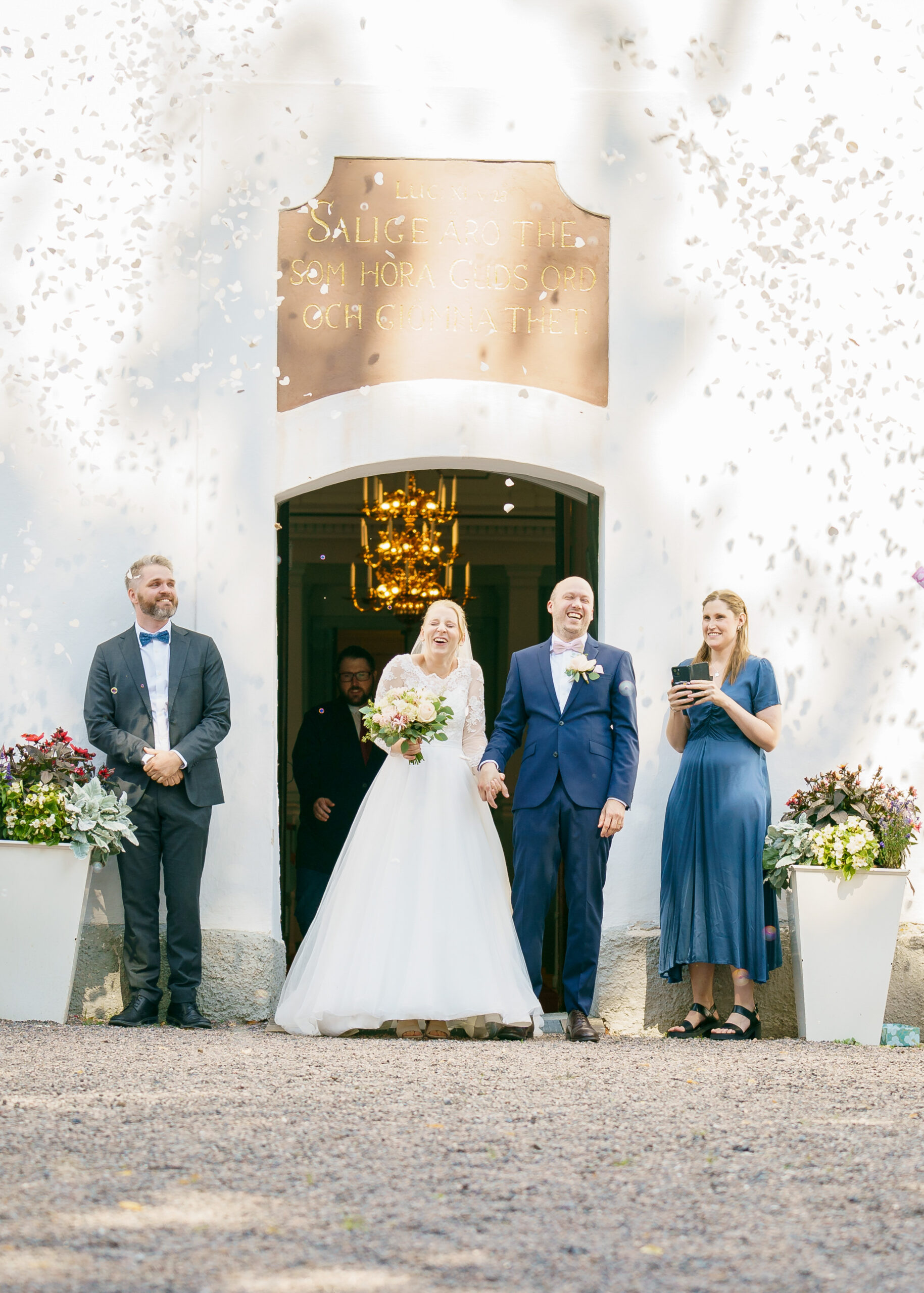 bröllopspar kommer ut från kyrkan. bröllopsfotograf i Sörmland