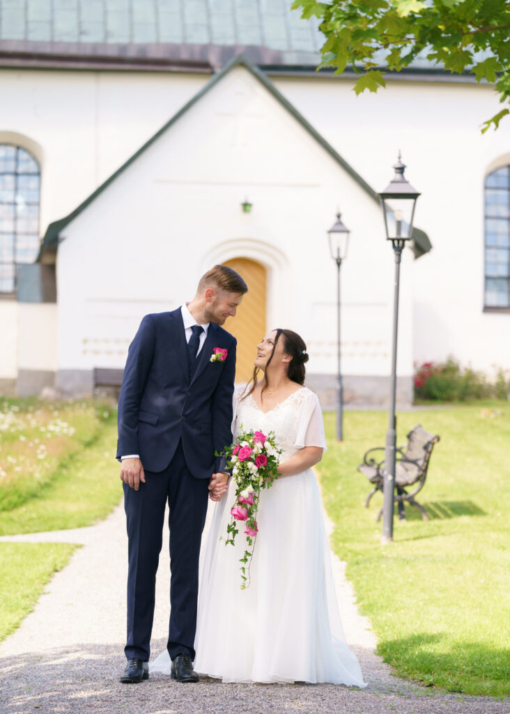 Nygifta utanför Husby-rekarne kyrka