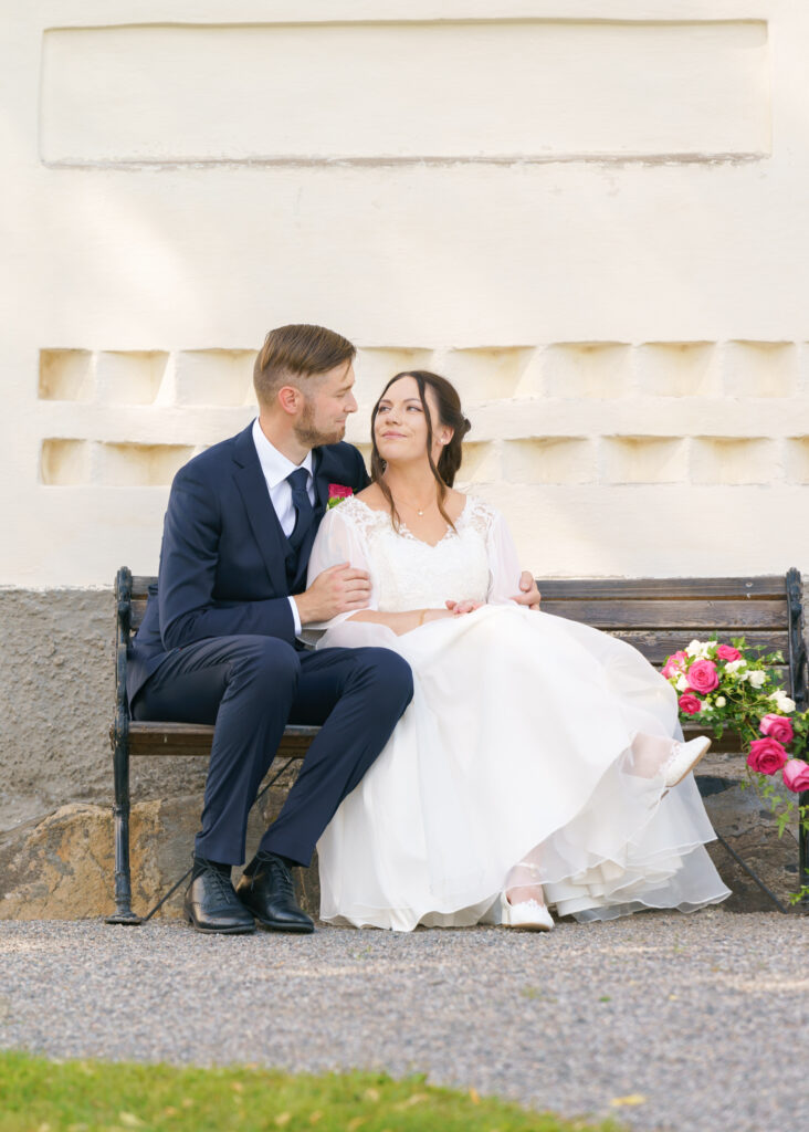Brudpar utanför Husby-rekarne kyrka